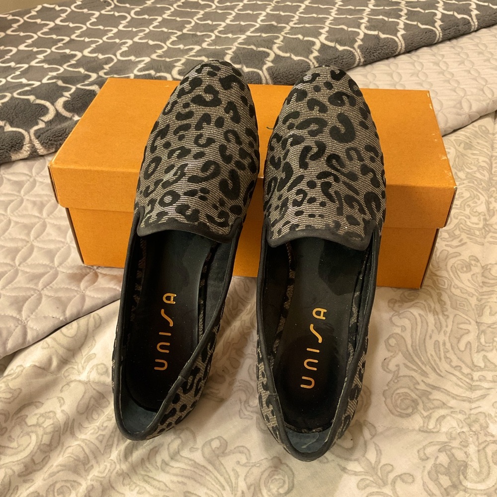 Unisa Leopard Print Shimmer Loafers Size 7.5 New In Box